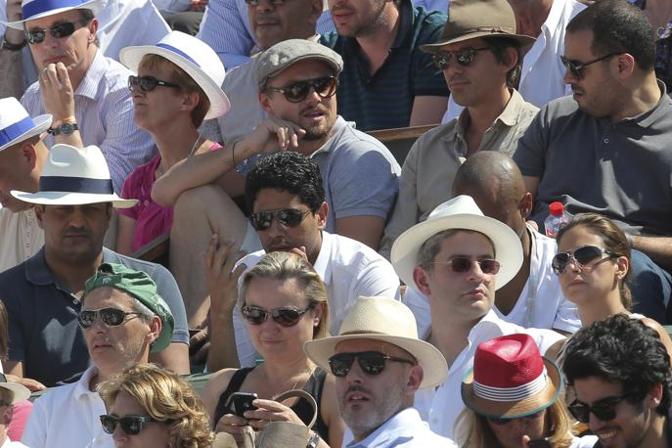 L'attore americano Leonardo Di Caprio  ormai un habitu al Rolan Garros. Appena sotto di lui, ha assistito  al match tra lo spagnolo e il serbo anche lo sceicco al-Khelaifi, proprietario del Psg. Ap